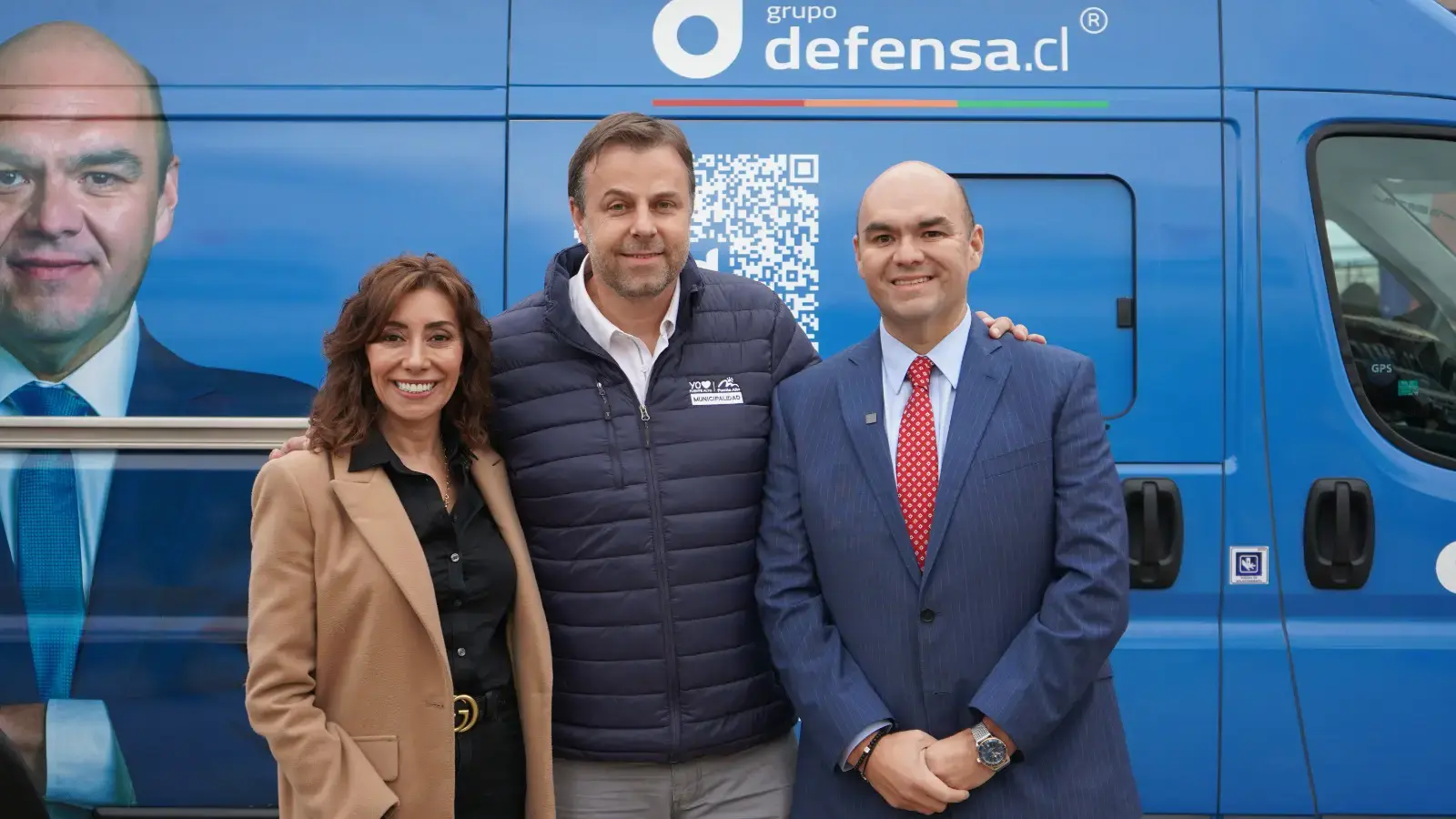 Carmen Gloria Arroyo y Ricardo Ibáñez, abogados y socios de GrupoDefensa.cl inauguran sucursal móvil en Puente Alto.