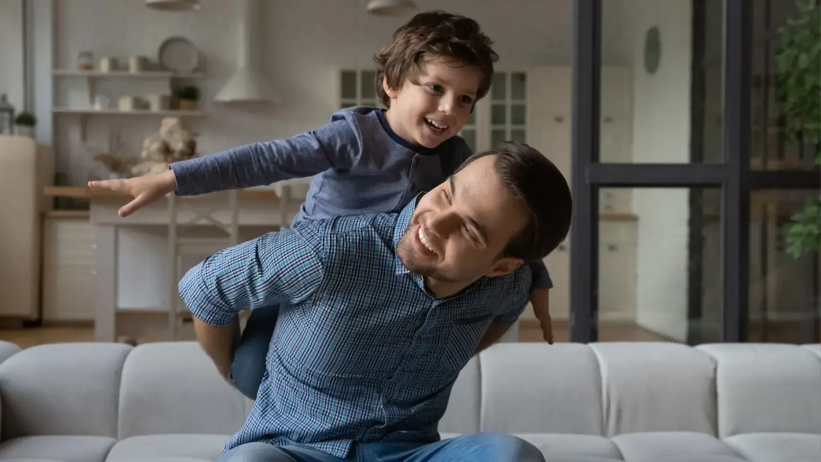 Pensión de alimentos. Hombre jugando con su hijo pequeño