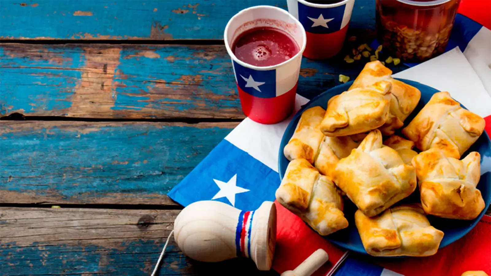 Fiestas patrias. Empanadas, jugo y bandera de Chile