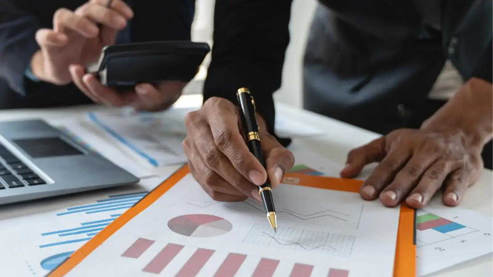 Cómo ordenar mis deudas. Dos personas revisando gráficos