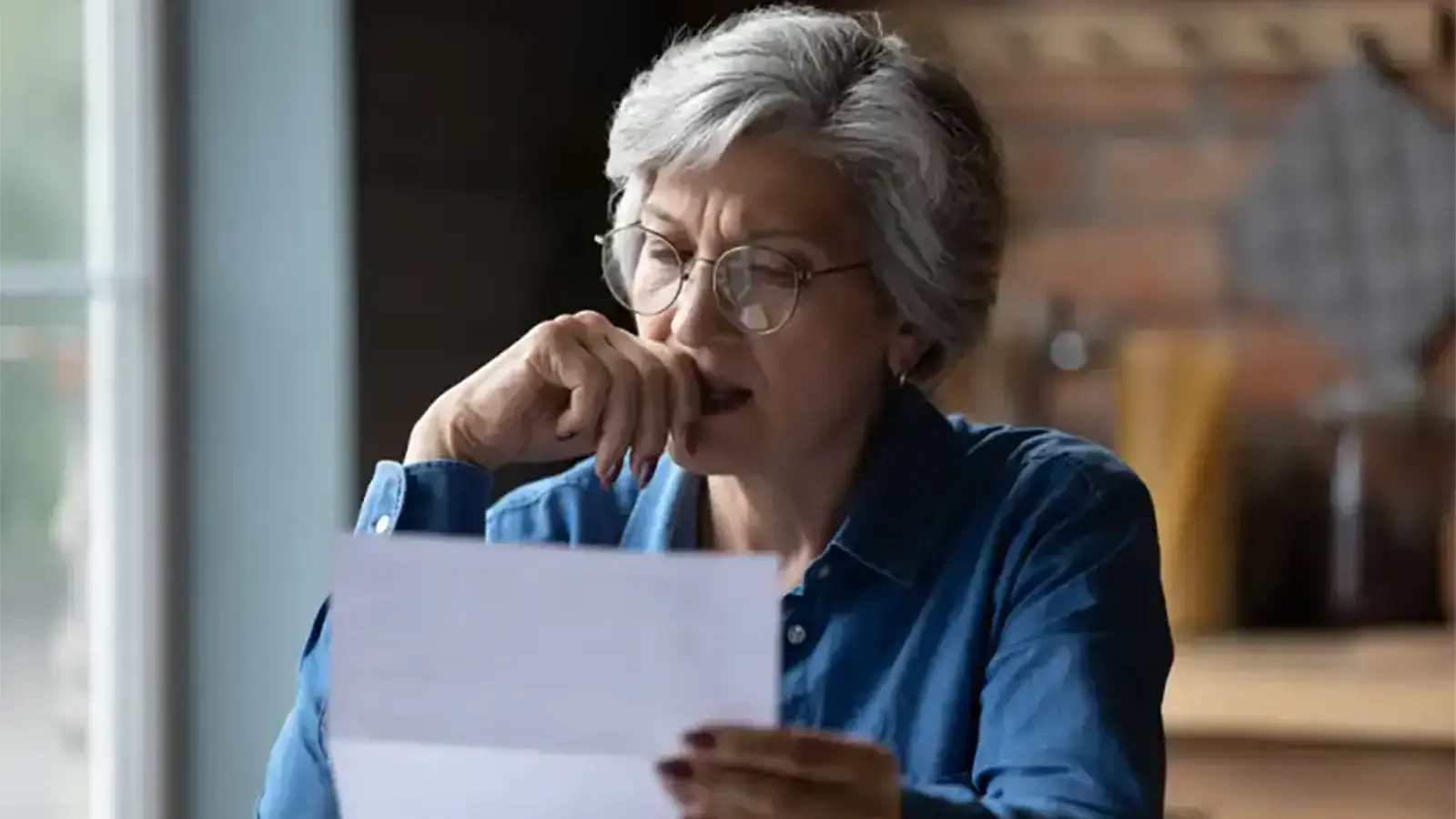 Cómo salir de DICOM. Mujer nerviosa mirando un papel