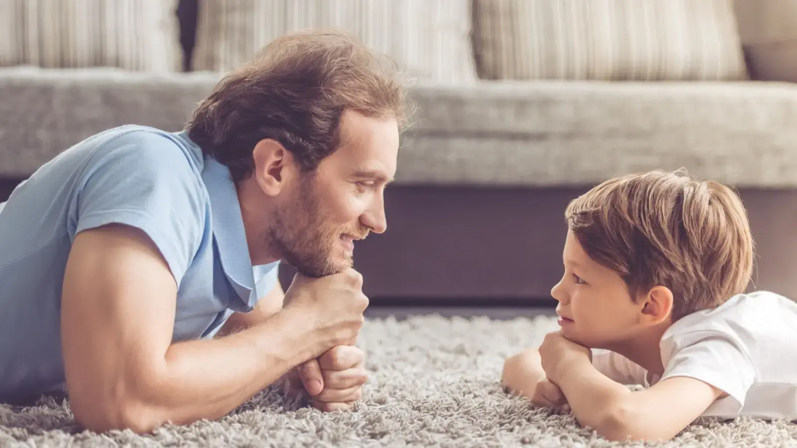 Pensión de alimentos. Padre mirando a su hijo pequeño