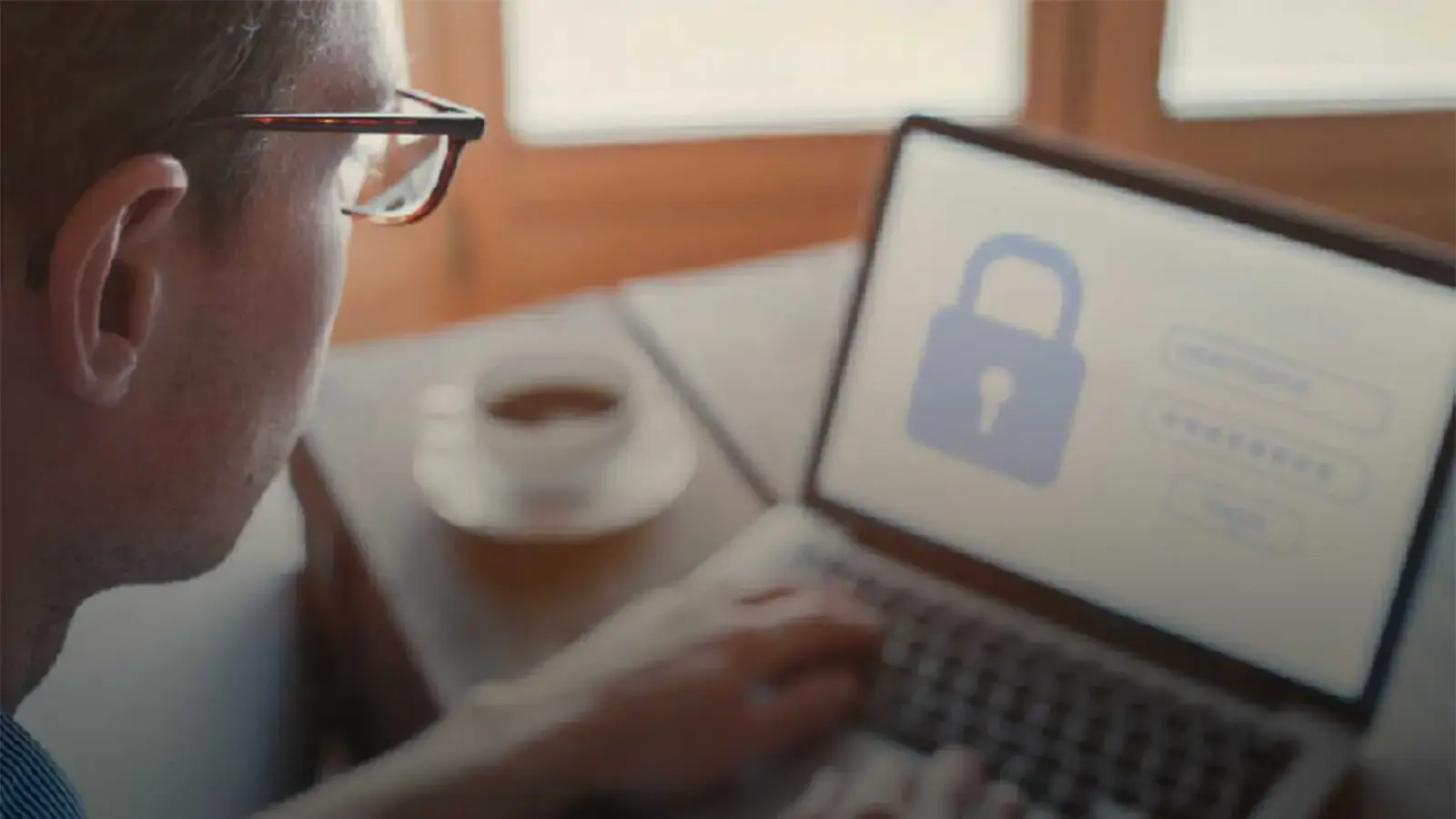 Cyber monday. Hombre mirando computador que tiene candado
