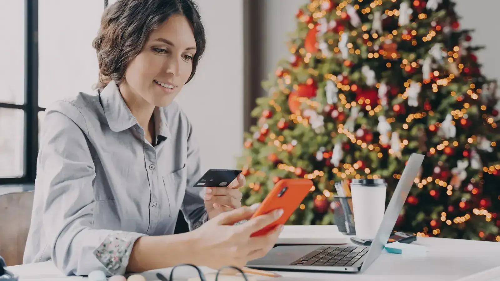 Endeudarse en Navidad. Mujer comprando regalos online