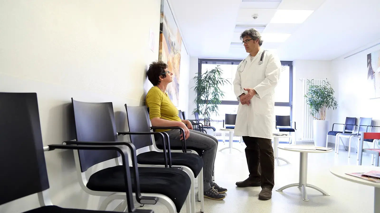 Crisis de Isapres. Doctor hablando con una paciente