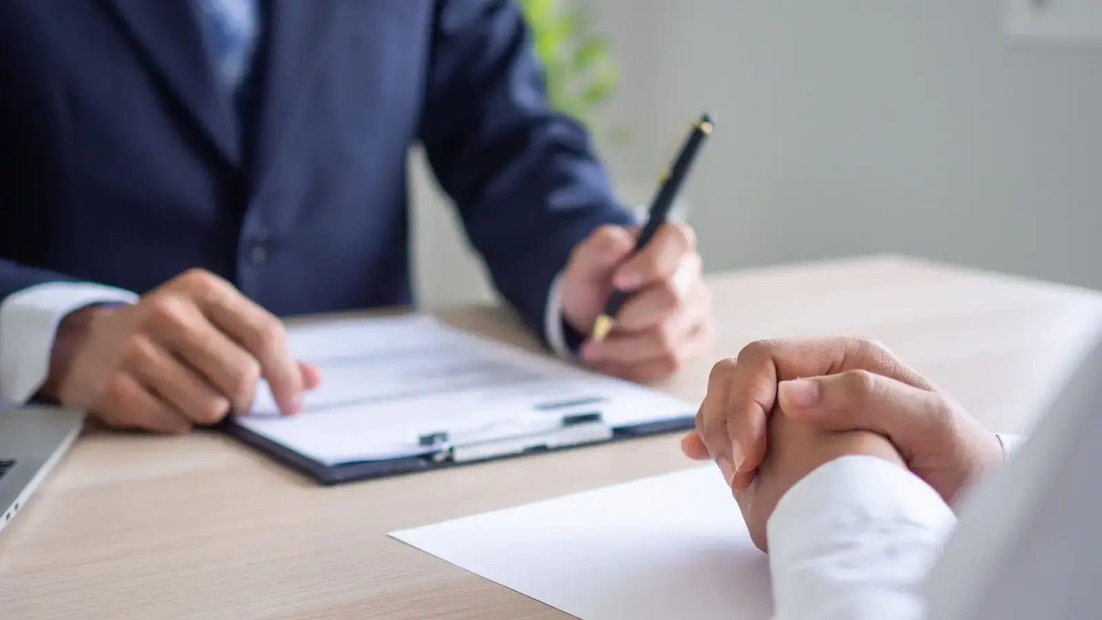 Necesidades de la empresa. Jefe a punto de firmar un documento ante trabajador