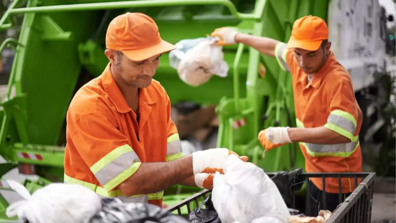 Derechos de aseo. Trabajadores de basura recogiendo bolsas