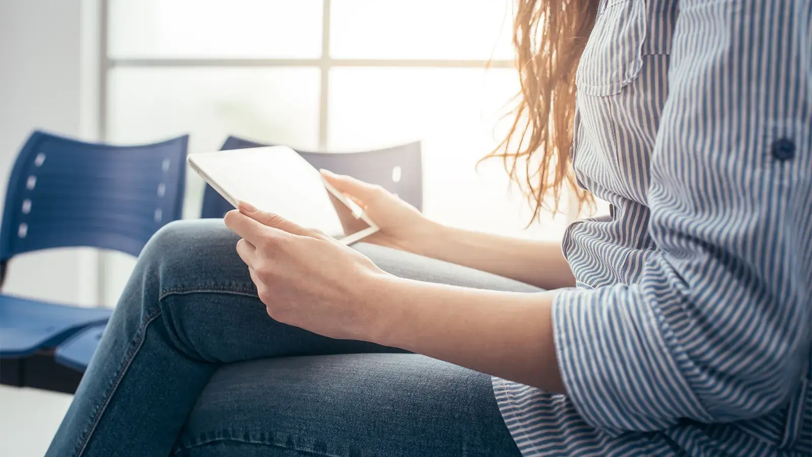 Devolución de excedentes. Mujer mirando una tablet