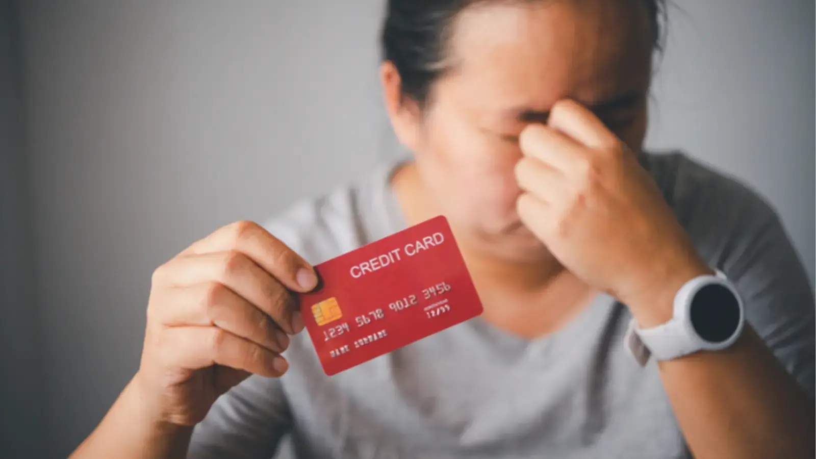 Dia de la depresión. Mujer triste y su tarjeta de crédito
