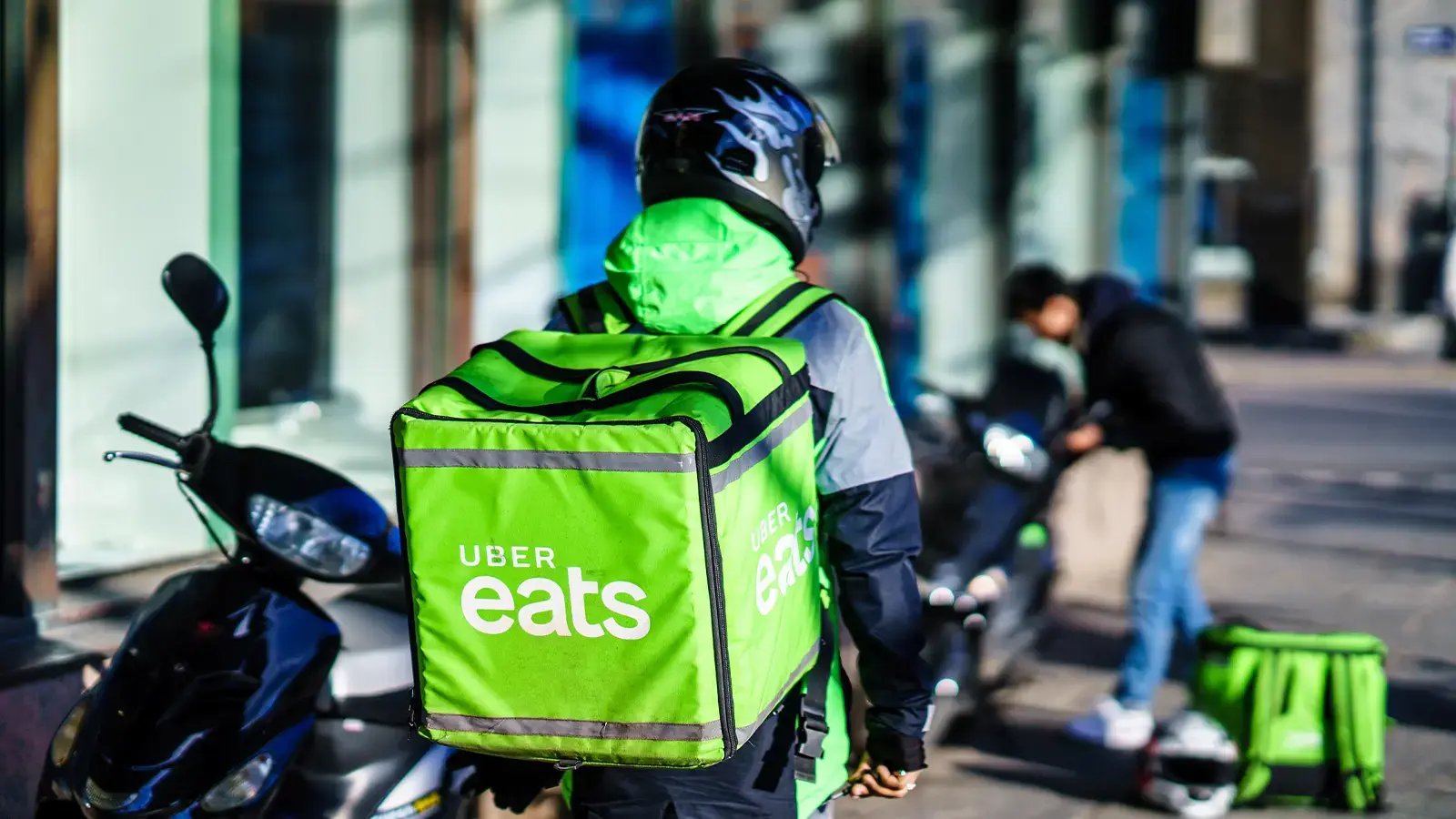 Ley Uber en Chile. Conductor de moto con mochila de Uber Eats