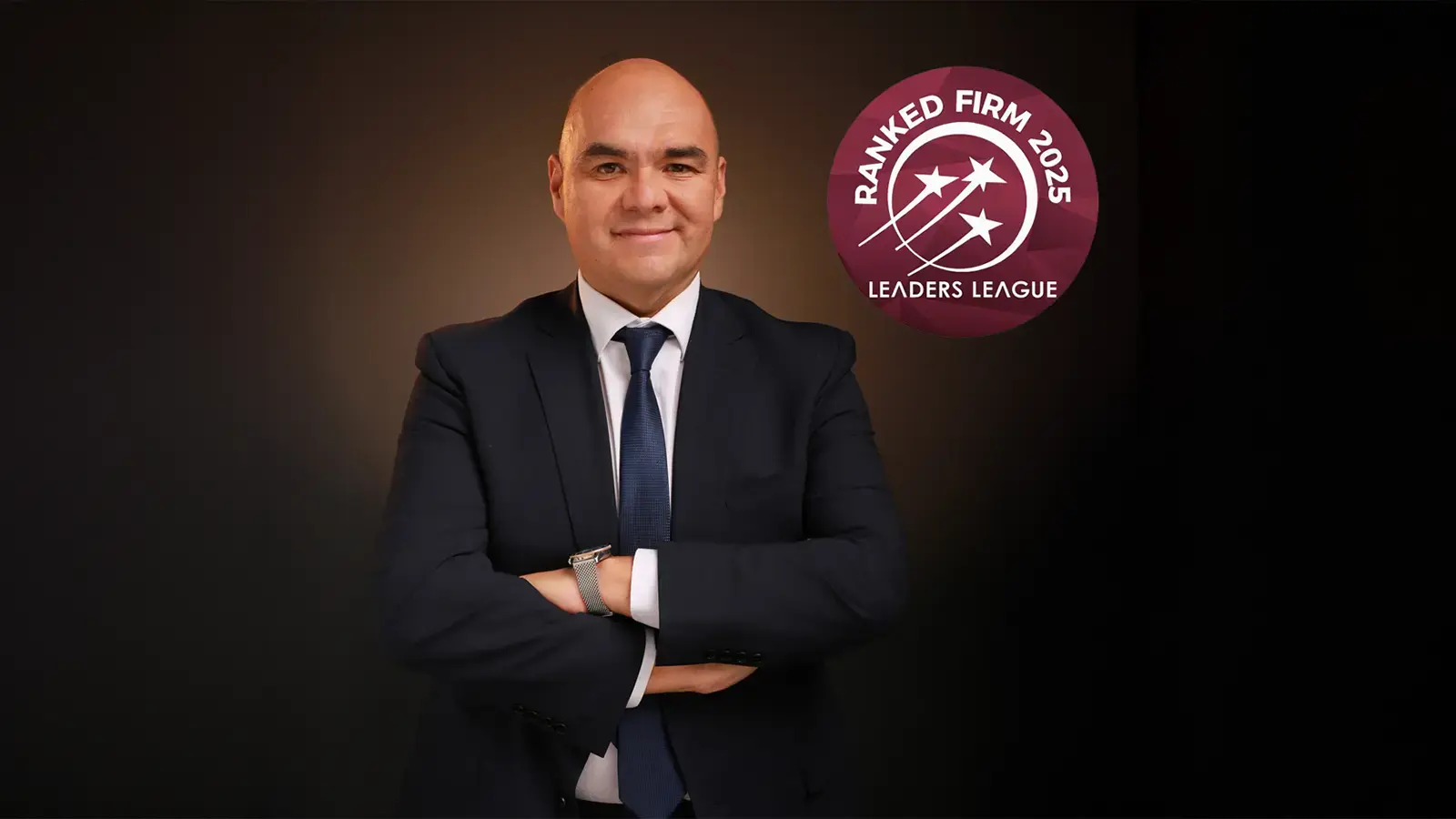 Ricardo Ibáñez, CEO de GrupoDefensa.cl, con logo de Leaders League
