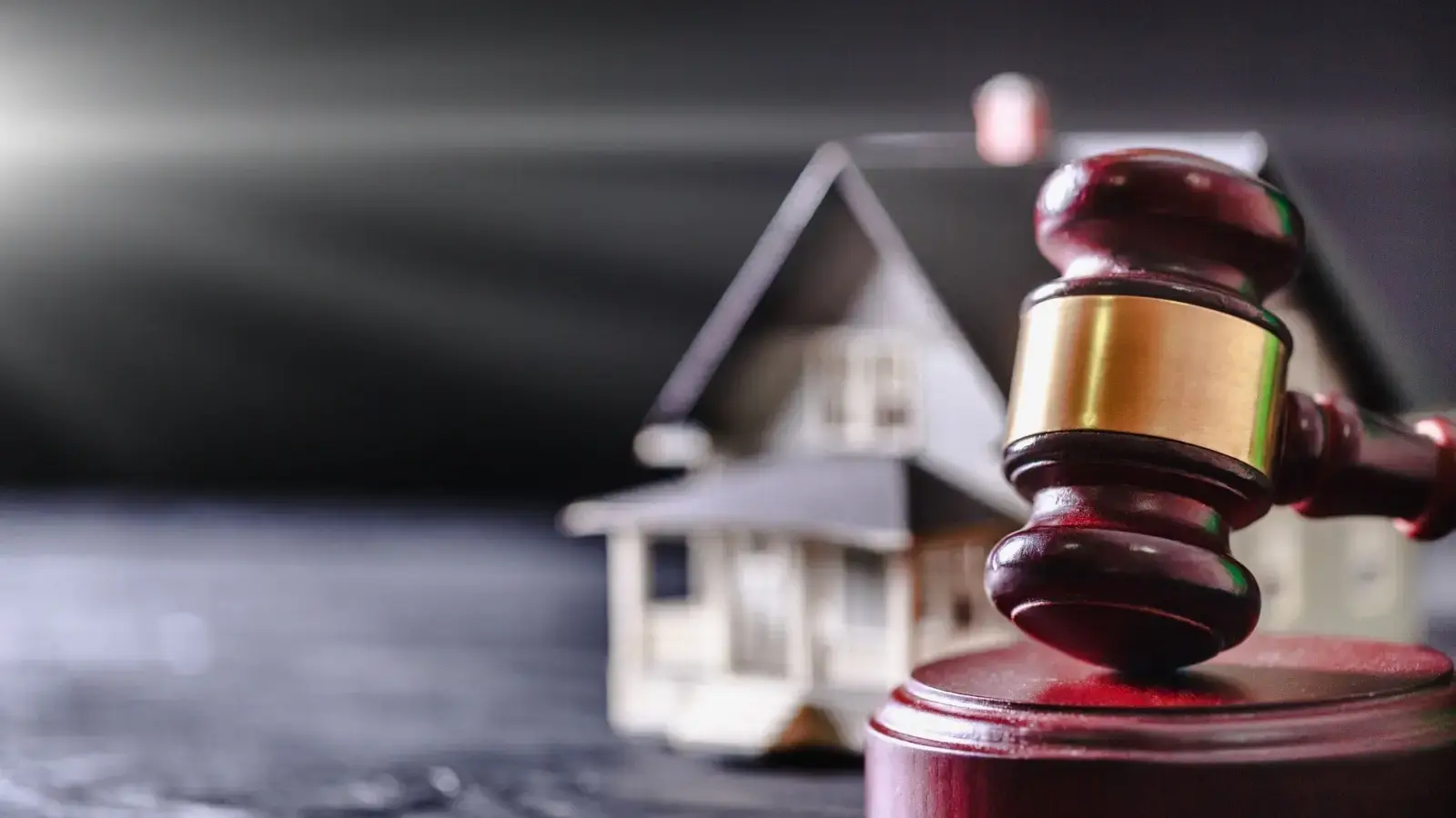 Juicio de partición. Mazo de juez con casa de fondo