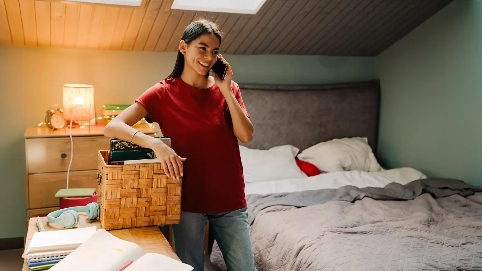 Jefas de hogar endeudadas. Mujer llamando por teléfono mientras hace aseo