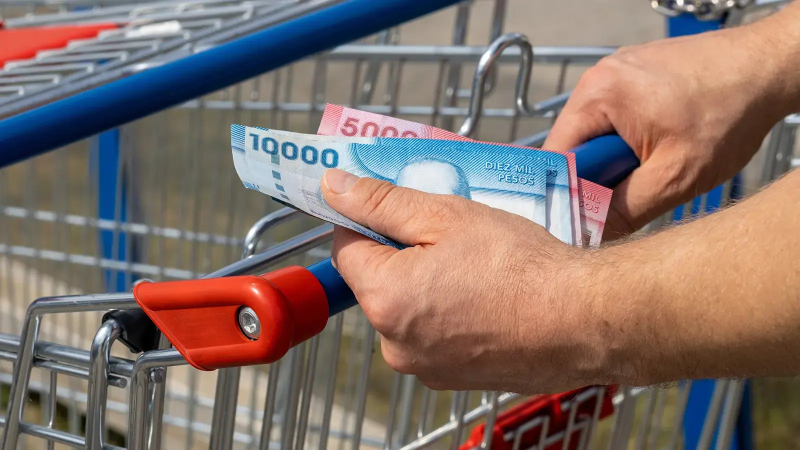 Pandemia COVID-19. Hombre con carro de supermercado y billetes