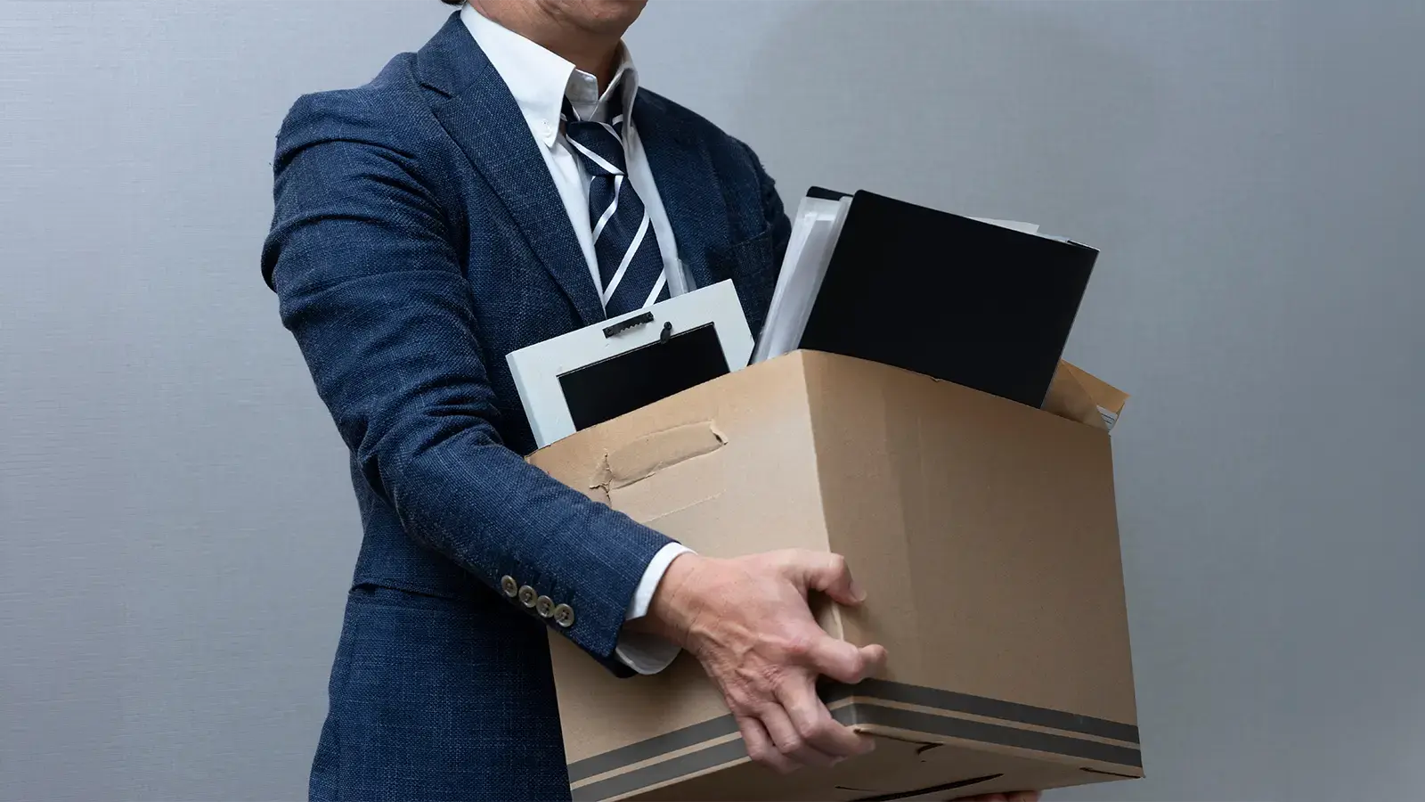 Ley Bustos. Hombre sacando sus cosas del trabajo en una caja
