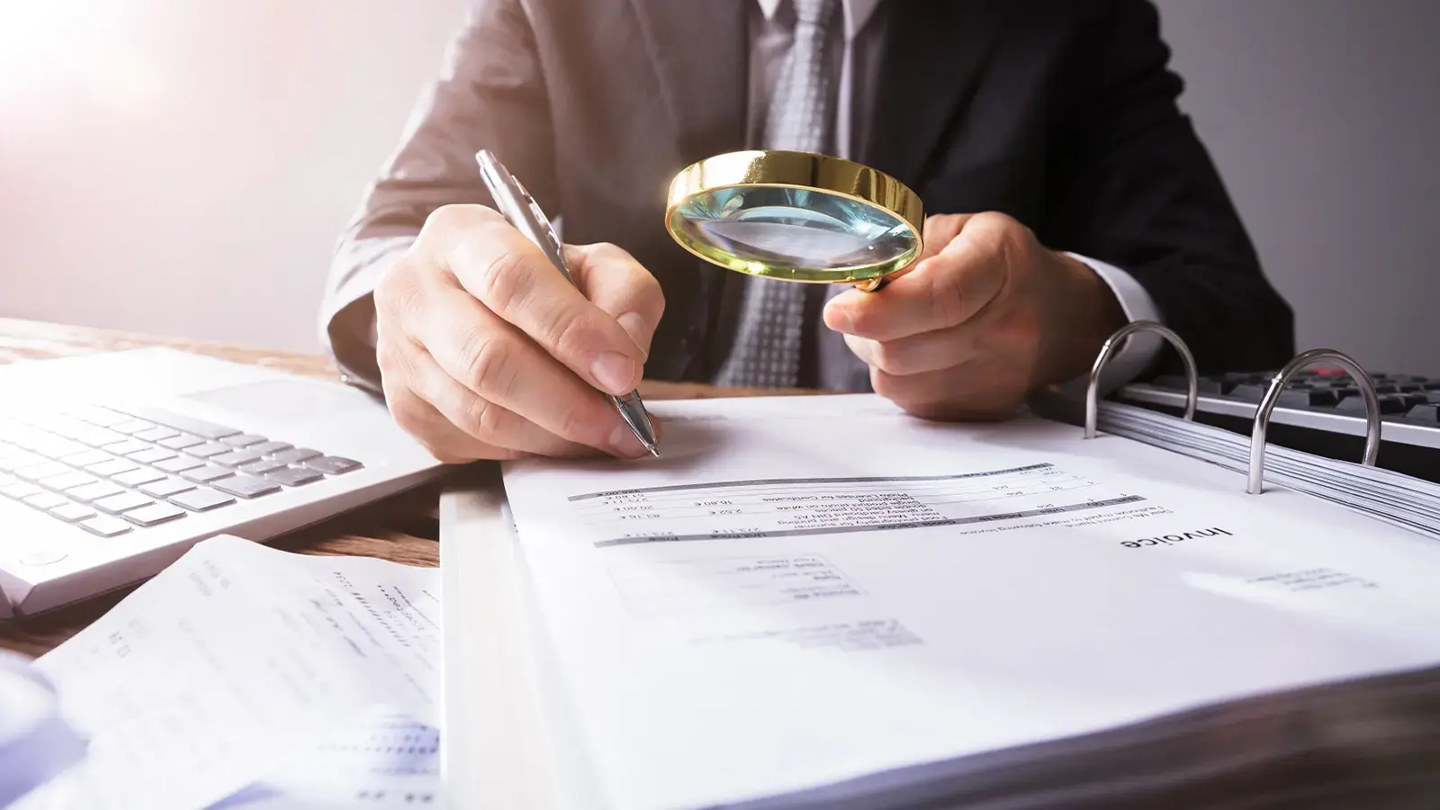 Ley de Fraudes. Abogado analizando con lupa documentos