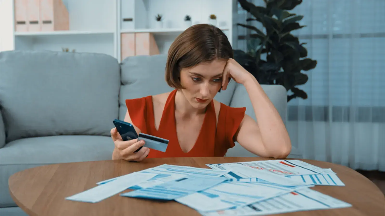 Liquidación forzosa. Mujer triste mirando sus cuentas