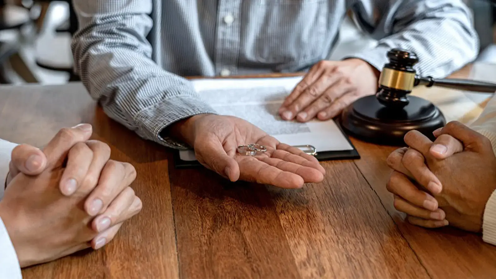 Tipos de divorcio. Persona mostrando monedas a dos personas más