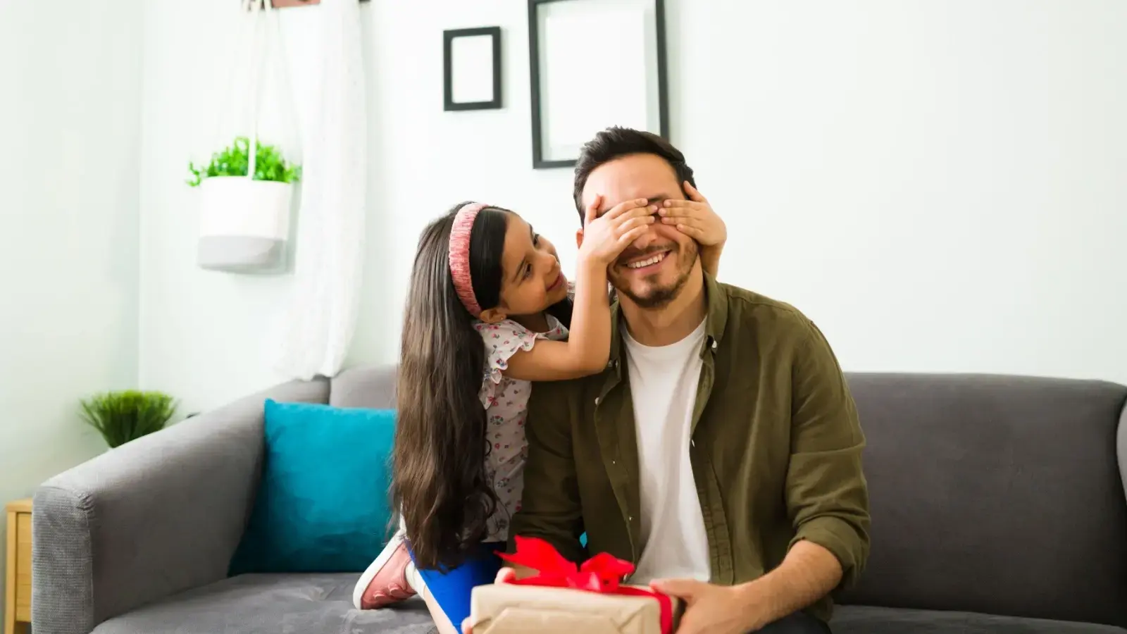 Cuidado personal de los hijos. Niña tapándole los ojos a su padre.