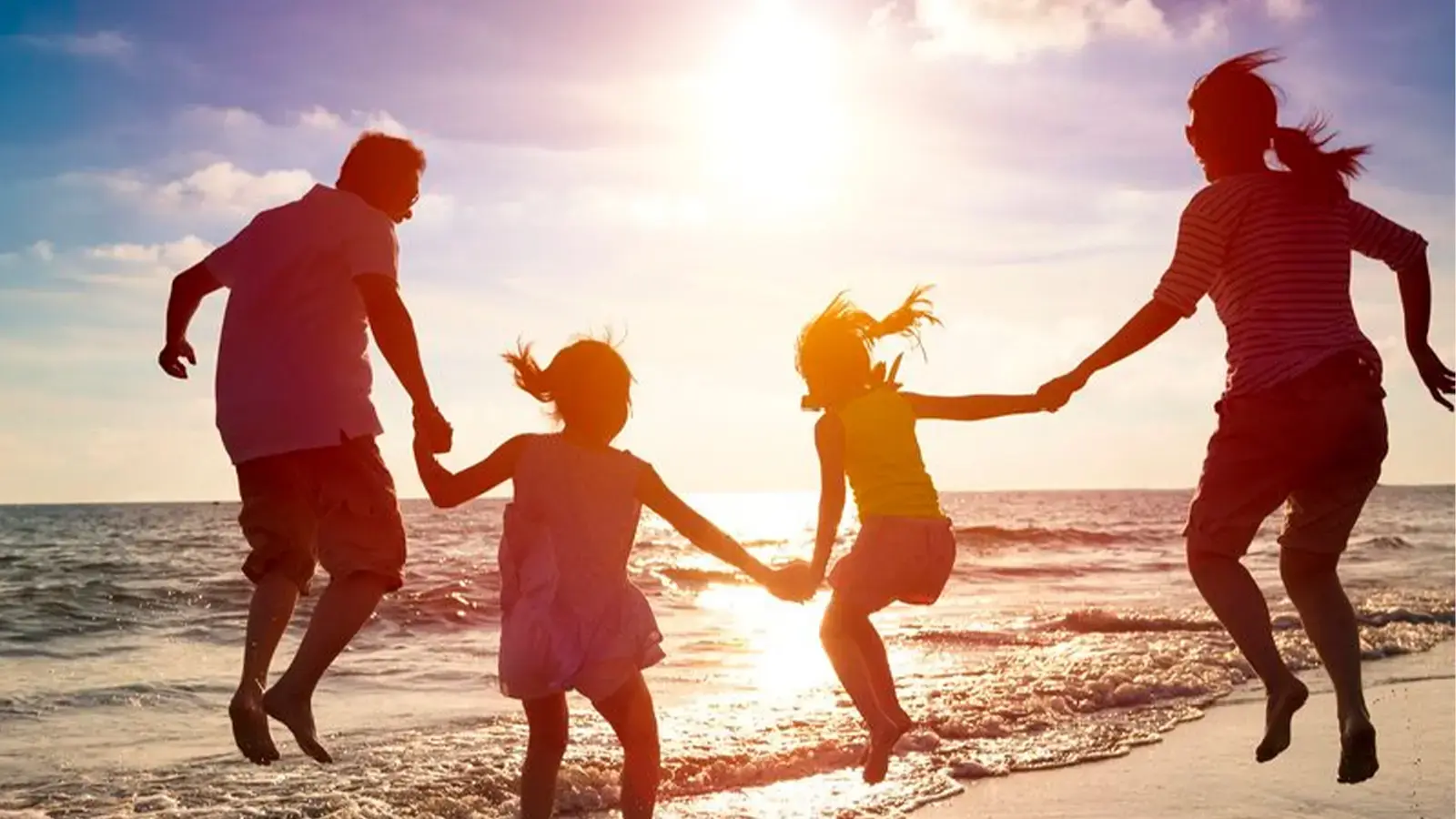 Vacaciones con niños. Familia disfrutando en la playa