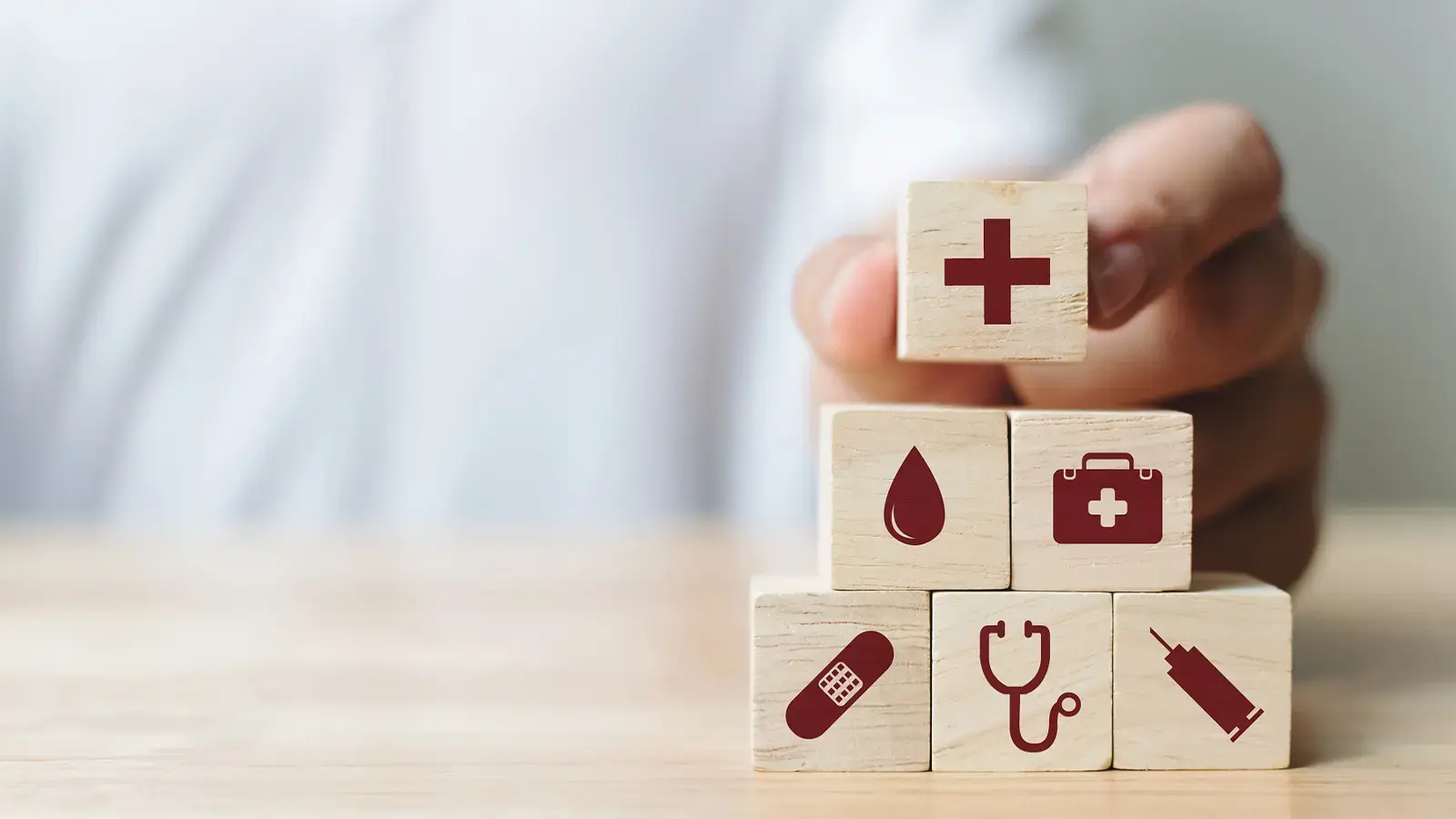Alza en planes de salud. Doctor colocando mini pilares con imágenes médicas