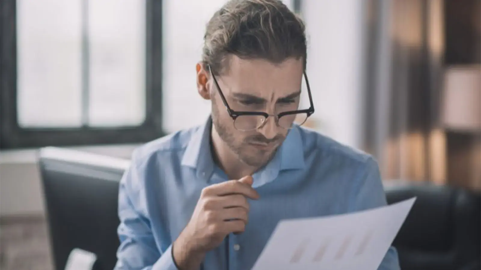 Crédito de consumo. Hombre leyendo documento