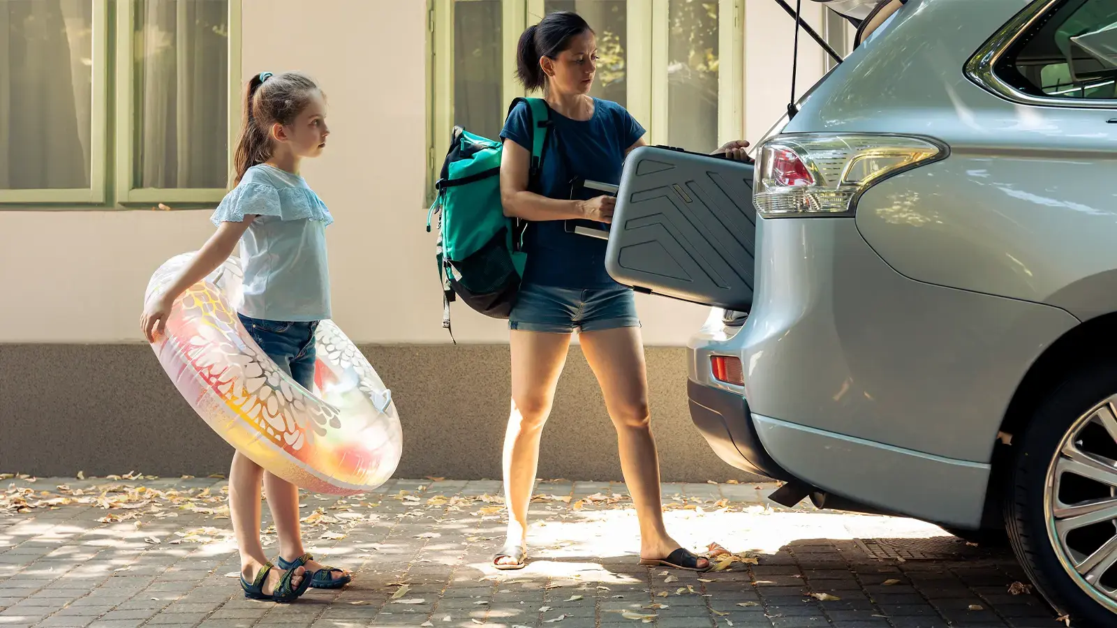 Salir del país con niños. Mamá y su hija saliendo de vacaciones