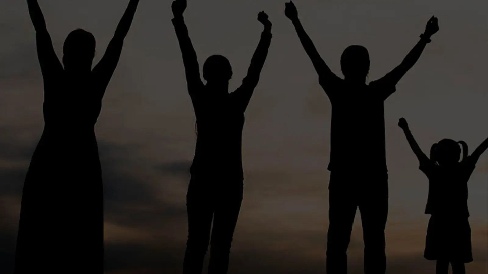 Derechos humanos. Personas levantando sus brazos