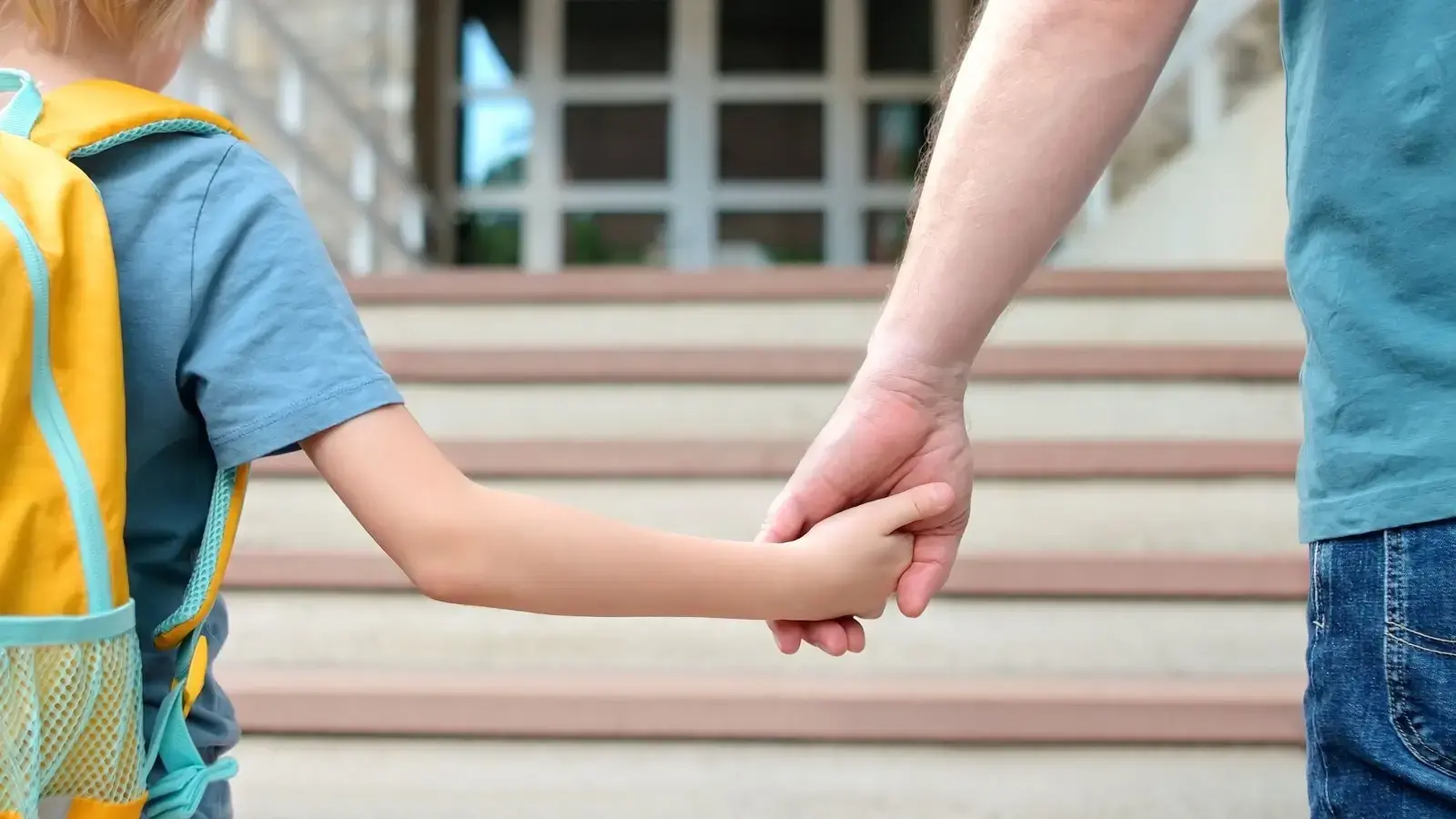 Relación directa y regular. Padre e hijo tomados de la mano.