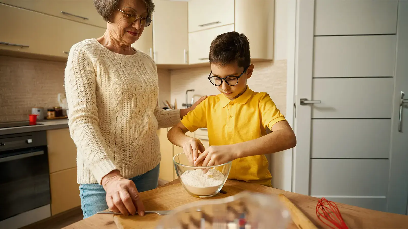 relación directa y regular. Abuela cocinando un pastel con su nieto