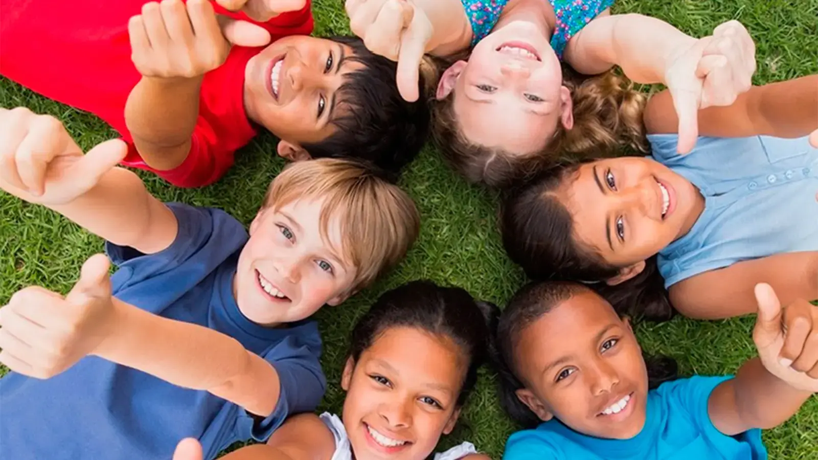 Derechos de los niños. Niños acostados en círculo