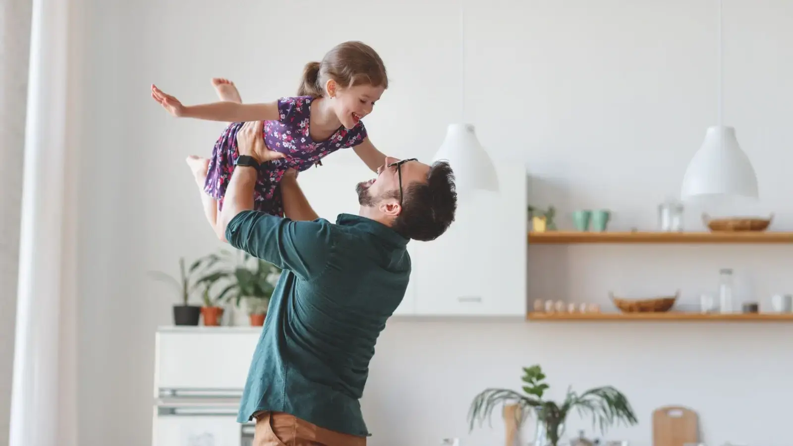 Suspensión de visitas. Padre jugando con su hija pequeña.