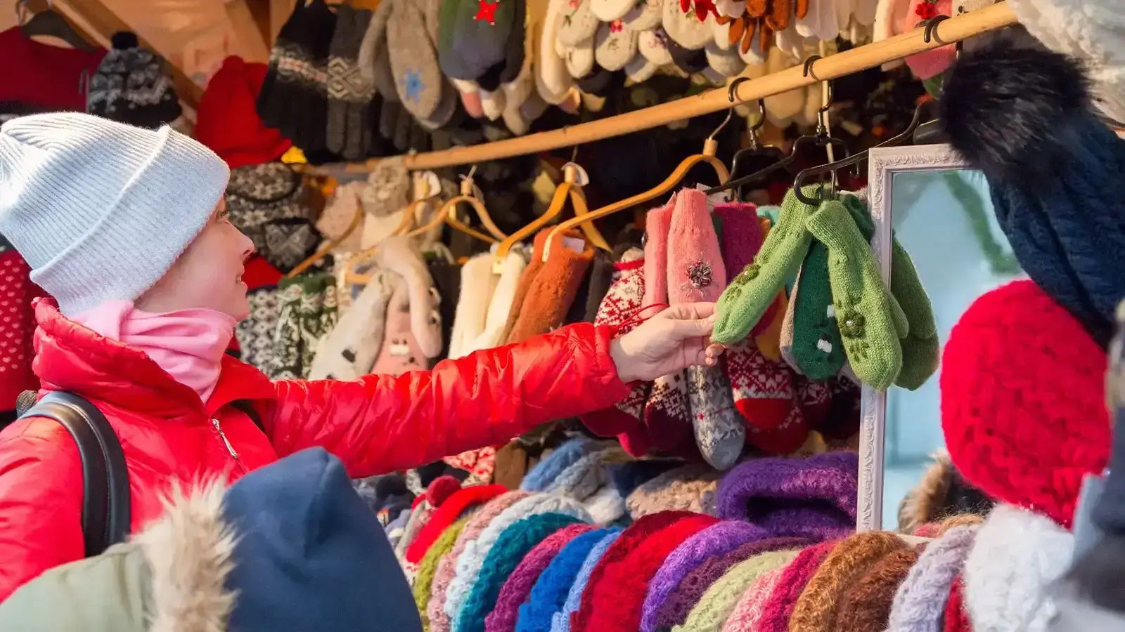 Endeudamiento en vacaciones. Mujer comprando en una tienda de ropa