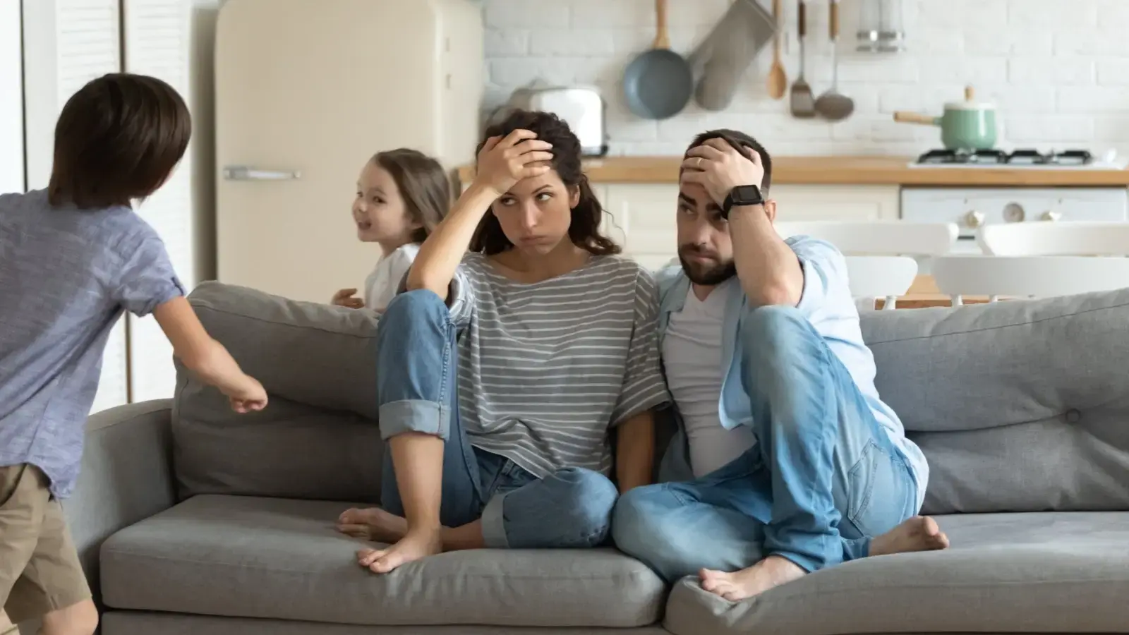 Problemas de familia. Padres estresados con sus hijos pequeños